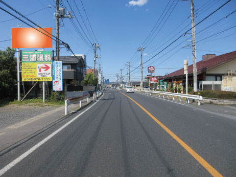 越谷市・足立越谷線下り下間久里交差点手前